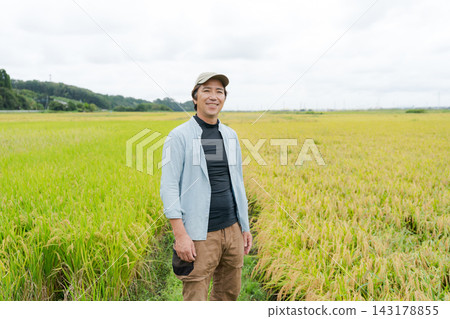 一位農民站在稻田前 143178855