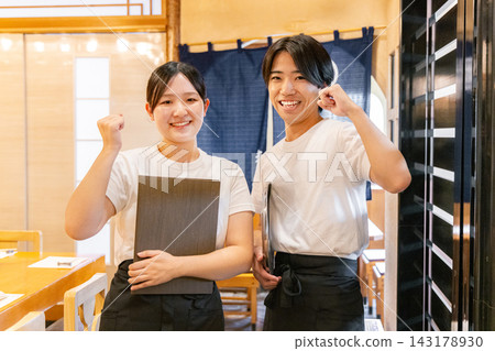 Men and women working at an izakaya Men and women working at an izakaya 143178930
