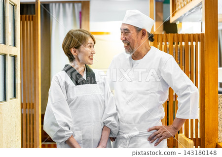 一對老年夫婦經營著這家店。 143180148