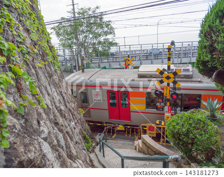 山陽電氣鐵道列車駛過位於神戶市樽見區原古根漢住宅前的鹽谷東第一平交道。 山陽電氣鐵道列車駛過位於神戶市樽見區原古根漢住宅前的鹽谷東第一平交道。 143181273