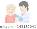 一位老年婦女正在接受身穿白大褂的女醫生的疫苗接種。 143182041