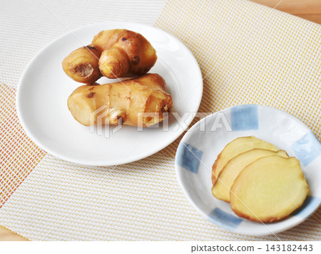 生薑也有助於溫暖身體,並能有效促進血液循環。 生薑也有助於溫暖身體,並能有效促進血液循環。 143182443