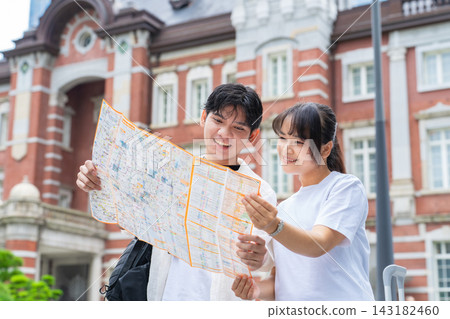 一對亞洲遊客夫婦正在看地圖。旅行、觀光、導覽地圖、入境旅遊、微笑、外國人、旅遊目的地 一對亞洲遊客夫婦正在看地圖。旅行、觀光、導覽地圖、入境旅遊、微笑、外國人、旅遊目的地 143182460