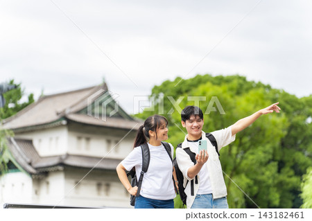 一對亞洲遊客夫婦前往日本旅遊景點。入境旅遊、觀光、名勝古蹟、智慧型手機、應用程式、口碑傳播 143182461