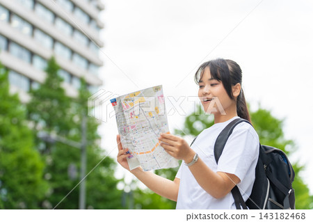 亞洲遊客正在使用地圖旅行。入境旅遊,笑容滿面,導遊地圖,日本,東京,旅遊,外國人,導遊 亞洲遊客正在使用地圖旅行。入境旅遊,笑容滿面,導遊地圖,日本,東京,旅遊,外國人,導遊 143182468