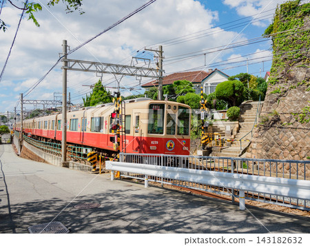 一列山陽電氣鐵道列車駛過神戶市樽見區原古根漢大廈前的鹽谷東第一平交道。 一列山陽電氣鐵道列車駛過神戶市樽見區原古根漢大廈前的鹽谷東第一平交道。 143182632