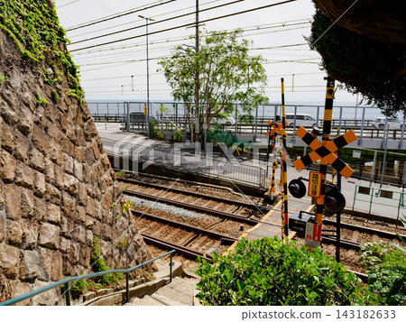 位於神戶市樽見區原古根漢住宅前的三陽電氣鐵道鹽谷東第一道口。 位於神戶市樽見區原古根漢住宅前的三陽電氣鐵道鹽谷東第一道口。 143182633