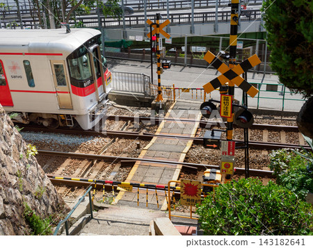 一列山陽電氣鐵道列車駛過神戶市樽見區原古根漢大廈前的鹽谷東第一平交道。 一列山陽電氣鐵道列車駛過神戶市樽見區原古根漢大廈前的鹽谷東第一平交道。 143182641