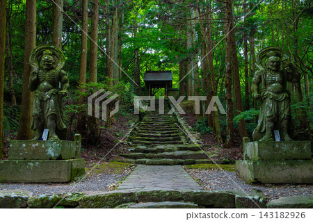 仁王雕像和通往良師寺的道路 仁王雕像和通往良師寺的道路 143182926