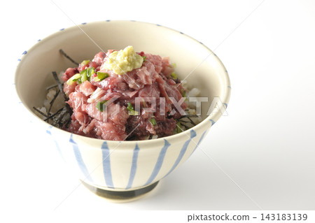 一張以白色為背景的鮪魚碗照片。 143183139
