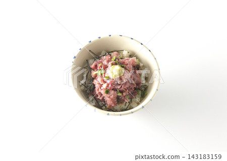 一張以白色為背景的鮪魚碗照片。 143183159