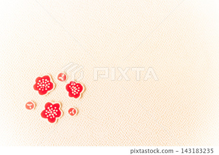 背景資料：縐布上的紅色梅花 143183235
