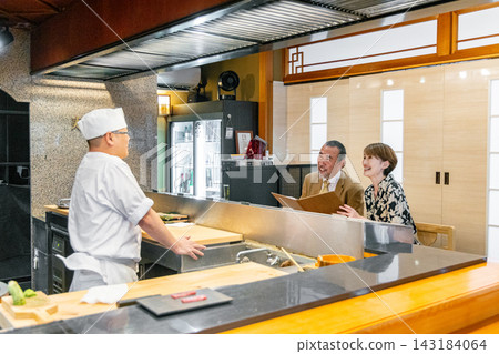 一對老年夫婦和一家壽司店的廚師 143184064
