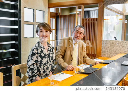 一對老年夫婦在商店裡拍攝紀念照。 143184070