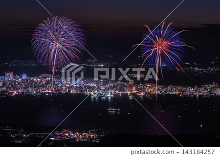 鹿兒島錦江灣夏夜大煙火大會:“連續24枚10吋煙火彈” 鹿兒島錦江灣夏夜大煙火大會:“連續24枚10吋煙火彈” 143184257