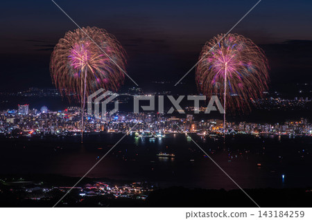 鹿兒島錦江灣夏夜大煙火大會:“連續24枚10吋煙火彈” 鹿兒島錦江灣夏夜大煙火大會:“連續24枚10吋煙火彈” 143184259