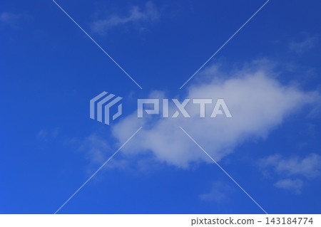 藍天白雲飄浮 藍天白雲飄浮 143184774