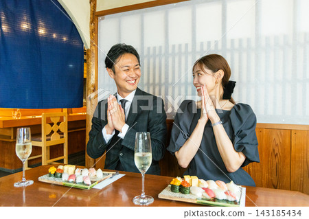 一對男女在壽司店的包廂用餐。 143185434