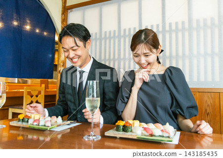 一對男女在壽司店的包廂用餐。 143185435
