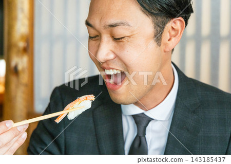一男一女在餐廳吃壽司 143185437