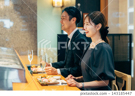 一對情侶在壽司店與壽司師傅聊天。 143185447