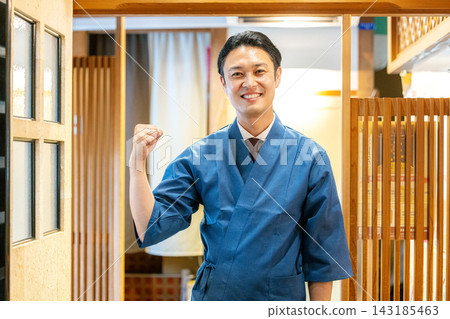 一名身穿工作服的男子 143185463