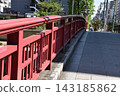 城市公園裡綠樹成蔭，一座紅色的小橋格外引人注目。 143185862