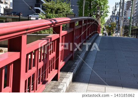城市公園裡綠樹成蔭,一座紅色的小橋格外引人注目。 城市公園裡綠樹成蔭,一座紅色的小橋格外引人注目。 143185862
