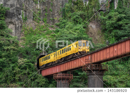 一列 KiHa 125 系列列車駛過岩戶地區的風景。 一列 KiHa 125 系列列車駛過岩戶地區的風景。 143186920
