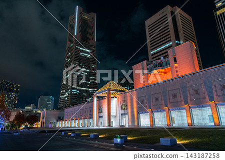 [Kanagawa Prefecture] Yokohama Museum of Art and Landmark Tower in Minato Mirai are lit up. 143187258