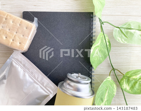 一張災難準備清單的圖片,其中包括黑色筆記本、硬餅乾、鋁製蒸煮袋和瓦斯罐。 一張災難準備清單的圖片,其中包括黑色筆記本、硬餅乾、鋁製蒸煮袋和瓦斯罐。 143187483