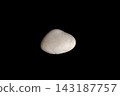 黑色背景上的白色石頭 01 143187757