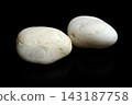黑色背景上的白色石頭 02 143187758