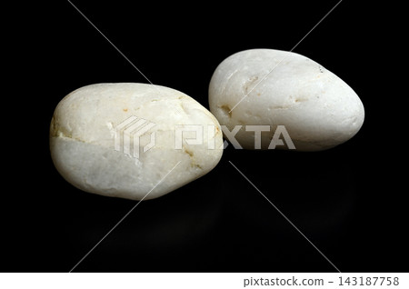 黑色背景上的白色石頭 02 143187758