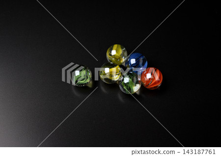 黑色背景上的彈珠 02 黑色背景上的彈珠 02 143187761
