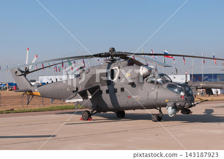 一架俄羅斯空軍的米-35M攻擊直升機停在停機坪上。 一架俄羅斯空軍的米-35M攻擊直升機停在停機坪上。 143187923