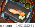 烤鮭魚、鹽漬鮭魚配磨碎的白蘿蔔，晚上喝點清酒。 143188241