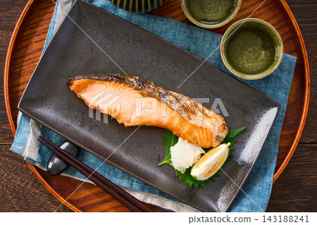 烤鮭魚、鹽漬鮭魚配磨碎的白蘿蔔,晚上喝點清酒。 烤鮭魚、鹽漬鮭魚配磨碎的白蘿蔔,晚上喝點清酒。 143188241