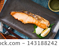 烤鮭魚、鹽漬鮭魚配磨碎的白蘿蔔，晚上喝點清酒。 143188242