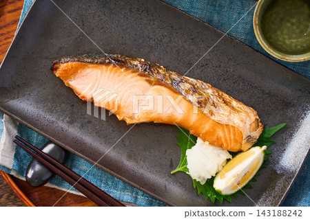 烤鮭魚、鹽漬鮭魚配磨碎的白蘿蔔,晚上喝點清酒。 烤鮭魚、鹽漬鮭魚配磨碎的白蘿蔔,晚上喝點清酒。 143188242