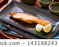 烤鮭魚、鹽漬鮭魚配磨碎的白蘿蔔，晚上喝點清酒。 143188243