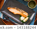 烤鮭魚、鹽漬鮭魚配磨碎的白蘿蔔，晚上喝點清酒。 143188244