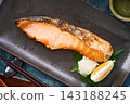 烤鮭魚、鹽漬鮭魚配磨碎的白蘿蔔，晚上喝點清酒。 143188245