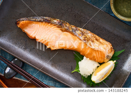 烤鮭魚、鹽漬鮭魚配磨碎的白蘿蔔,晚上喝點清酒。 烤鮭魚、鹽漬鮭魚配磨碎的白蘿蔔,晚上喝點清酒。 143188245