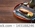 烤鮭魚、鹽漬鮭魚配磨碎的白蘿蔔，晚上喝點清酒。 143188246
