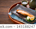 烤鮭魚、鹽漬鮭魚配磨碎的白蘿蔔，晚上喝點清酒。 143188247