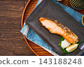 烤鮭魚、鹽漬鮭魚配磨碎的白蘿蔔，晚上喝點清酒。 143188248