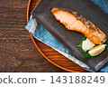 烤鮭魚、鹽漬鮭魚配磨碎的白蘿蔔，晚上喝點清酒。 143188249