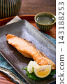 烤鮭魚、鹽漬鮭魚配磨碎的白蘿蔔，晚上喝點清酒。 143188253
