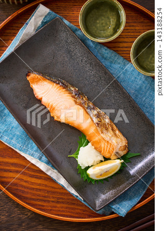 烤鮭魚、鹽漬鮭魚配磨碎的白蘿蔔,晚上喝點清酒。 烤鮭魚、鹽漬鮭魚配磨碎的白蘿蔔,晚上喝點清酒。 143188254